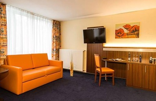 Neustadt an der Weinstrasse House | Family Room with Ocean View at Panorama Hotel