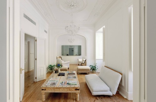 Alfama Hotel | Elegant Familiar Suite with Spa and Family-Friendly Perks
