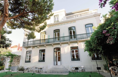 Alfama Hotel | Elegant Familiar Suite with Spa and Family-Friendly Perks