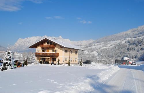 Maschl Apartment | Family-Friendly Escape at Familien-Bauernhof Neumoar