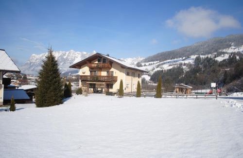Maschl Apartment | Family-Friendly Escape at Familien-Bauernhof Neumoar