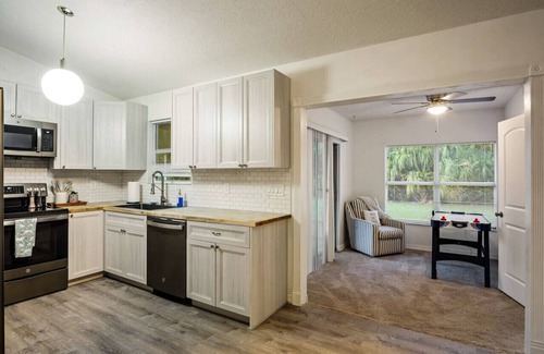 Palm Bay House | Families and large groups, with TVs in every room