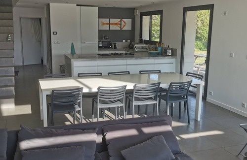 Erdeven House | Family Villa Architect: Enjoy Spa, Breakfast & Kid-Friendly Stay