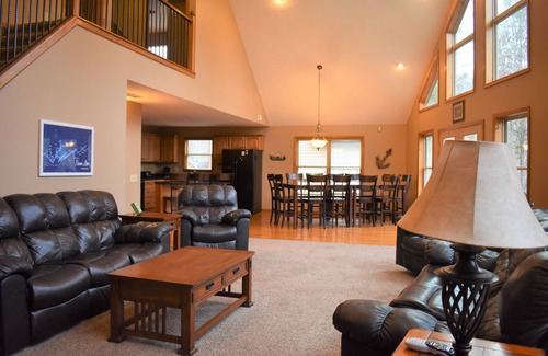 Lakeside Estates House | Family Affair Retreat: 7 King Beds & Two Full Kitchens