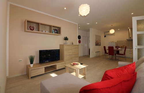 Vrvari House | Family-Friendly Residence Lorena: Top-Rated with Pool & Views