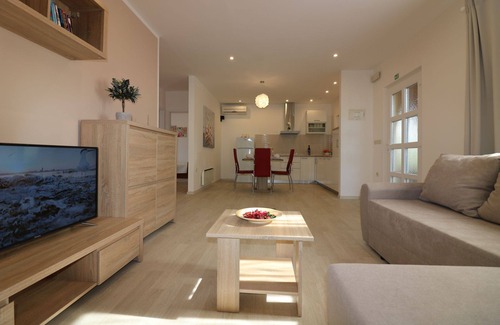 Vrvari House | Family-Friendly Residence Lorena: Top-Rated with Pool & Views