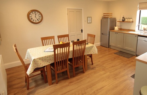 Castle Bytham Cottage | Pet-Friendly Family Cottage with Pool near Rutland Water