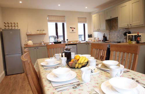 Castle Bytham Cottage | Pet-Friendly Family Cottage with Pool near Rutland Water