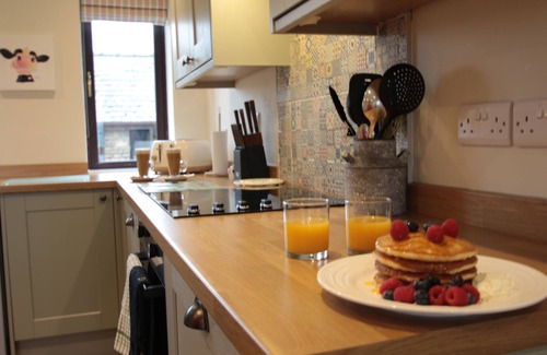 Castle Bytham Cottage | Pet-Friendly Family Cottage with Pool near Rutland Water