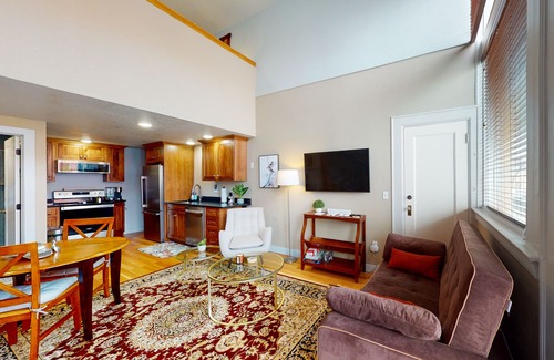 Joseph House | Dog-Friendly Family Loft with Fast WiFi & Kitchen Access