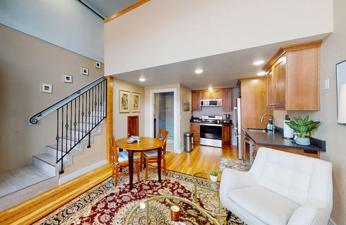 Joseph House | Dog-Friendly Family Loft with Fast WiFi & Kitchen Access