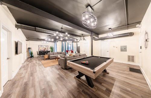 Near South Side Apartment | Ideal McCormick Place Family Unit with Pool Table & Parking