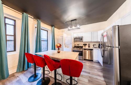 Near South Side Apartment | Ideal McCormick Place Family Unit with Pool Table & Parking