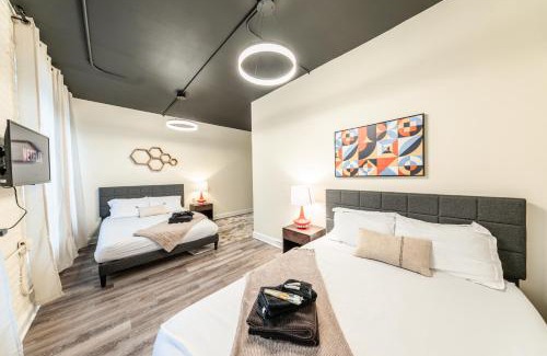 Near South Side Apartment | Ideal McCormick Place Family Unit with Pool Table & Parking