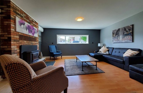 South Pandosy House | Family & Pet Friendly Suite Steps from the Lake