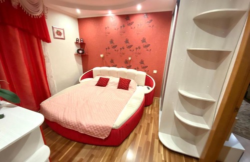 Sukhinovka Apartment | Family Apartment: Ocean View with Hot Tub & Breakfast