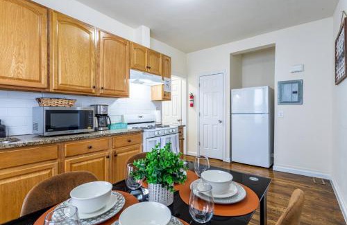 Ampere Apartment | Family Apt: 2BR FREE Parking Airprt City Links