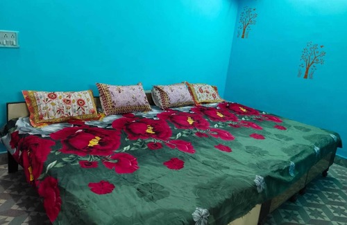Panch Batti Cottage | Cozy Family Guest Room with Double & Single Bed