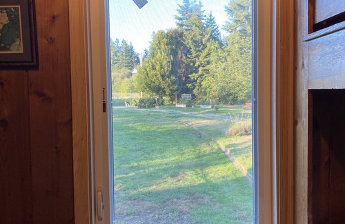 Clinton Cabin | Cozy Family Beach Cabin with Ocean Views on Whidbey Island