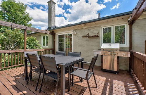 Burlington House | Family Bungalow in South Burlington near Lake & Parks