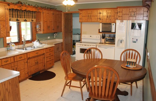 Bay Lake Cabin | Family Cabin on Bay Lake with Private Dock & Pool Access