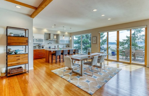 Brinnon House | Family & Pet-Friendly Waterfront Retreat with Free WiFi