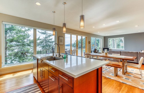 Brinnon House | Family & Pet-Friendly Waterfront Retreat with Free WiFi