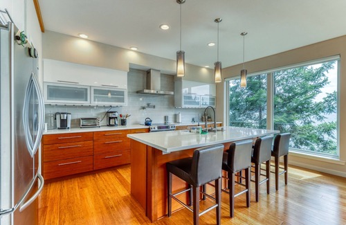 Brinnon House | Family & Pet-Friendly Waterfront Retreat with Free WiFi