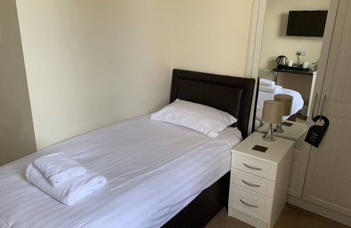 Retford House | Family Ensuite at The Lawns Guest House - Rated 9.8/10!