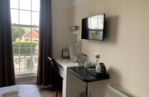 Retford House | Family Ensuite at The Lawns Guest House - Rated 9.8/10!