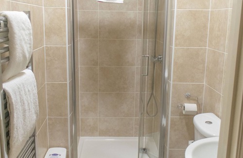 Retford House | Family Ensuite at The Lawns Guest House - 9.4/10 Rated Stay