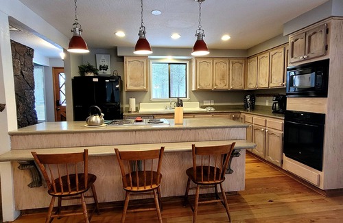 Overlook Park House | Exceptional 3BR Retreat at 1 Lofty Lane with Spa & Hot Tub