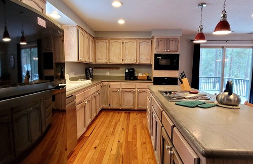 Overlook Park House | Exceptional 3BR Retreat at 1 Lofty Lane with Spa & Hot Tub