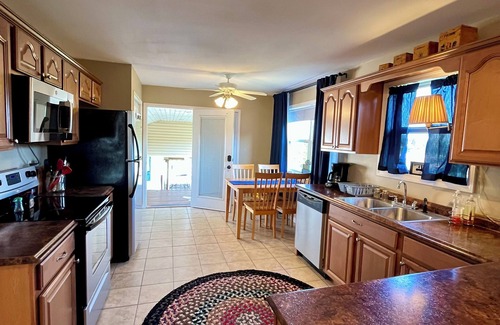 Dandridge House | Family Fishing Cottage at Bebber’s Point – Private Cove, Dock & Room for 15