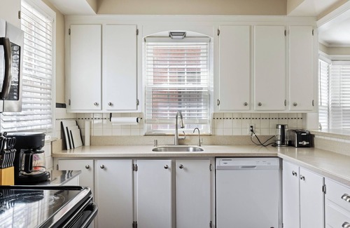 University Heights House | Family Friendly Home, Sleeps 12, 10 min to Cleveland Clinic. Space for Many!