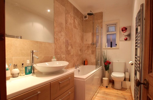 Earlsfield Apartment | Top-Rated Family Retreat: 2-Bedroom Apartment & Garden