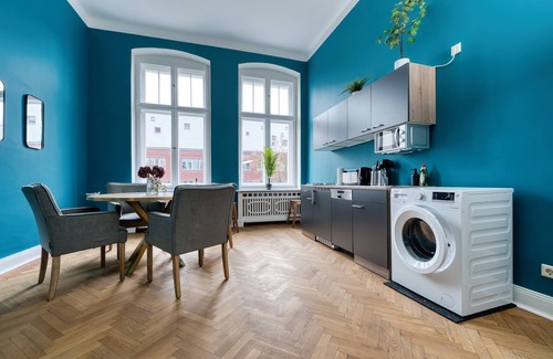 Wilmersdorf Apartment | Family-Friendly 2BR Apartment, Bright Winter Garden, 70m to Metro, Sleeps 6