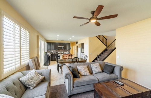 Fontana House | Family-Friendly 4BR Home with Kitchen & Breakfast Included