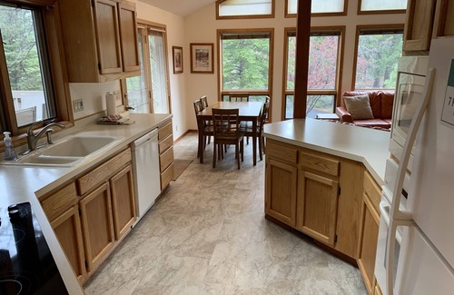 Sunriver House | Family-Friendly Retreat with Air Conditioning & SHARC Passes