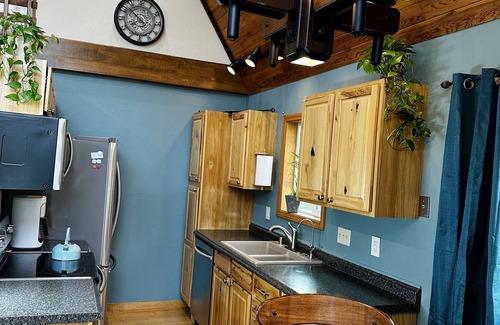 Mid-Hillside House | Family and Pet-Friendly Getaway with Pool & Breakfast