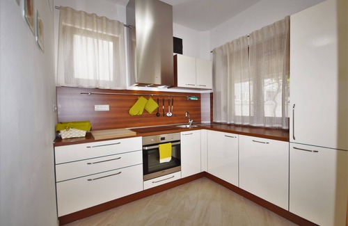 Vintijan Apartment | Family-Friendly Apartment with Ocean View for 6 Guests