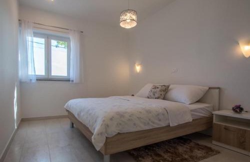 Verunic Apartment | Family-Friendly Apartments with Pool in Verunic, Dugi Otok