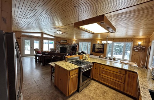 Armour House | Family-Friendly Cottage with all the Amenities You Need!