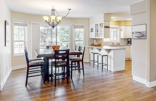 Christina Lake House | Ideal Family Retreat with WiFi, Kitchen & Firepit