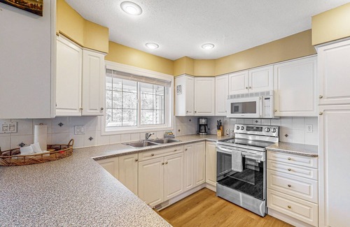 Christina Lake House | Ideal Family Retreat with WiFi, Kitchen & Firepit