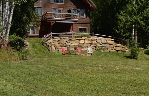 Revelstoke House | Welcoming Timber Frame Home with Spa and Family Amenities