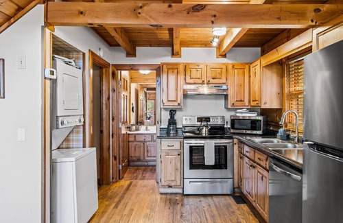Gatlinburg - Pigeon Forge Cabin | Convenient Access to Dollywood with Hot Tub & Fireplace