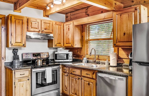 Gatlinburg - Pigeon Forge Cabin | Convenient Access to Dollywood with Hot Tub & Fireplace