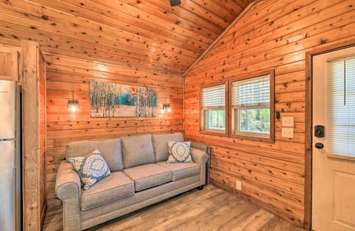 New Bern Cabin | Family-Friendly Cabin with Spa & Kitchen near New Bern