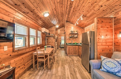 New Bern Cabin | Family-Friendly Cabin with Spa & Kitchen near New Bern